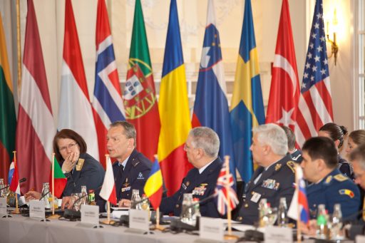 Die teilnehmenden Luftwaffenchefs reden über aktuelle und zukünftige gemeinsame Projekte. (Quelle: Luftwaffe/Susanne Hähnel)