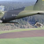 Die Last im freien Fall, Sekundenbruchteile nachdem sie den Ladungsraum der Transall verlassen hat. (Quelle: Luftwaffe/Uwe Lenke)