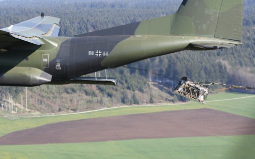 Die Last im freien Fall, Sekundenbruchteile nachdem sie den Ladungsraum der Transall verlassen hat. (Quelle: Luftwaffe/Uwe Lenke)