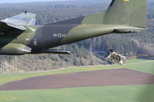 Die Last im freien Fall, Sekundenbruchteile nachdem sie den Ladungsraum der Transall verlassen hat. (Quelle: Luftwaffe/Uwe Lenke)
