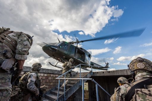Eine Bell 212 des Bundesheeres Österreichs landet im Übungsgeschehen. (Quelle: Luftwaffe/Johannes Heyn)