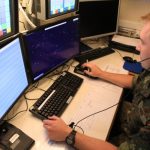 Jägerleitoffizier Oberleutnant Wiese arbeitet konzentriert im Deployable Control and Reporting Centre (DCRC). (Quelle: Luftwaffe/Daniel Heinen)