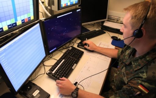 Jägerleitoffizier Oberleutnant Wiese arbeitet konzentriert im Deployable Control and Reporting Centre (DCRC). (Quelle: Luftwaffe/Daniel Heinen)