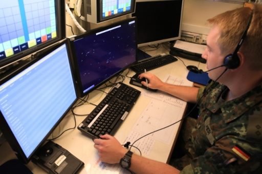 Jägerleitoffizier Oberleutnant Wiese arbeitet konzentriert im Deployable Control and Reporting Centre (DCRC). (Quelle: Luftwaffe/Daniel Heinen)