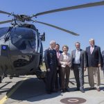 Der Kommodore des HSG 64, Oberst Stefan Demps (ganz links), im Gespräch mit der Ministerin. (Quelle: Luftwaffe/Johannes Heyn)