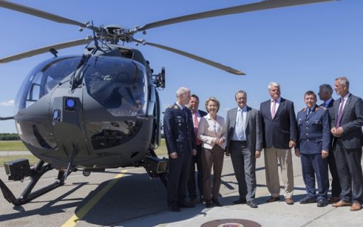 Der Kommodore des HSG 64, Oberst Stefan Demps (ganz links), im Gespräch mit der Ministerin. (Quelle: Luftwaffe/Johannes Heyn)