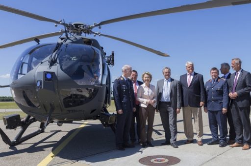 Der Kommodore des HSG 64, Oberst Stefan Demps (ganz links), im Gespräch mit der Ministerin. (Quelle: Luftwaffe/Johannes Heyn)