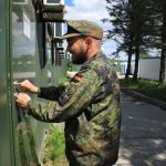 Stabsunteroffizier Sascha Roman Bauerschäfer bezieht seinen Wohncontainer mit knapp 14 Quadratmetern „Wohnfläche“. (Quelle: Luftwaffe/Daniel Heinen)