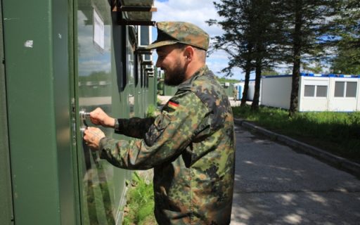 Stabsunteroffizier Sascha Roman Bauerschäfer bezieht seinen Wohncontainer mit knapp 14 Quadratmetern „Wohnfläche“. (Quelle: Luftwaffe/Daniel Heinen)