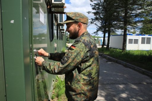Stabsunteroffizier Sascha Roman Bauerschäfer bezieht seinen Wohncontainer mit knapp 14 Quadratmetern „Wohnfläche“. (Quelle: Luftwaffe/Daniel Heinen)