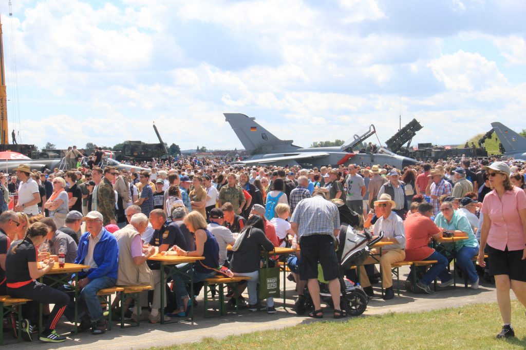 Der bestbesuchte Standort am Tag der Bundeswehr war der Fliegerhorst Penzing mit rund 55.000 Gästen. (Quelle: Luftwaffe/Ralf Hochrein)
