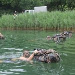 Schwimmend müssen die Männer mit ihrem Zeltbahnpaket die 200 Meter zurücklegen. (Quelle: Luftwaffe/Kevin Ullrich)