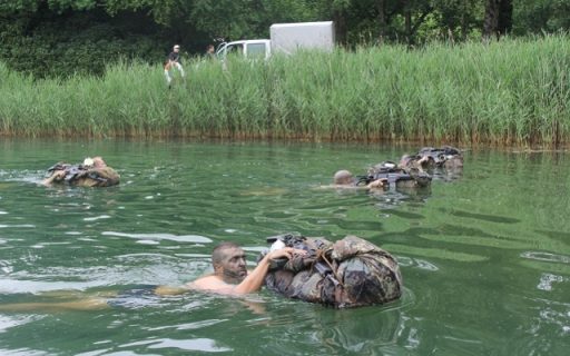 Schwimmend müssen die Männer mit ihrem Zeltbahnpaket die 200 Meter zurücklegen. (Quelle: Luftwaffe/Kevin Ullrich)