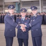 Der scheidende Kommodore, Oberst Krah, General Katz und der neue Kommodore, Oberst Conrath, nach der Übergabe. (Quelle: Luftwaffe/Falk Baerwald)