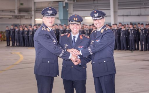 Der scheidende Kommodore, Oberst Krah, General Katz und der neue Kommodore, Oberst Conrath, nach der Übergabe. (Quelle: Luftwaffe/Falk Baerwald)