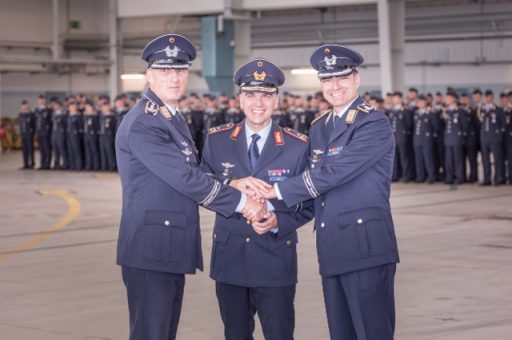 Der scheidende Kommodore, Oberst Krah, General Katz und der neue Kommodore, Oberst Conrath, nach der Übergabe. (Quelle: Luftwaffe/Falk Baerwald)