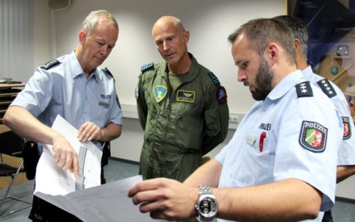 Detailliert skizziert die Polizei den Unfallhergang des deutlich zu schnell fahrenden Sportwagens. (Quelle: Luftwaffe/Arthur Fontani)