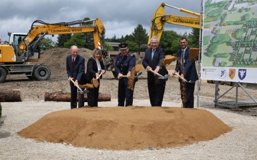 Mit vereinten Kräften: Johannes Nolte, Alice Greyer-Wieninger, Karl Müllner, Joachim Herrmann und Ralph Edelhäußer. (Quelle: Luftwaffe/Eduard Wagner)