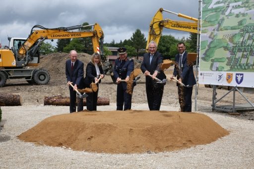 Mit vereinten Kräften: Johannes Nolte, Alice Greyer-Wieninger, Karl Müllner, Joachim Herrmann und Ralph Edelhäußer. (Quelle: Luftwaffe/Eduard Wagner)