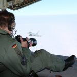 Oberstleutnant d.R Stefan Petersen wertet die ersten Fotos gleich vor Ort aus. (Quelle: Luftwaffe/Alexander Peters)