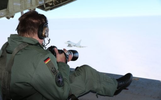 Oberstleutnant d.R Stefan Petersen wertet die ersten Fotos gleich vor Ort aus. (Quelle: Luftwaffe/Alexander Peters)