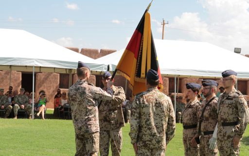 Die Übergabe der Truppenfahne und damit das Kommando an Oberstleutnant Herter (Foto: SU Dominic Austen)
