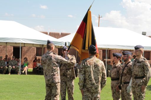 Die Übergabe der Truppenfahne und damit das Kommando an Oberstleutnant Herter (Foto: SU Dominic Austen)