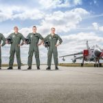Die Flugschüler der 4.Staffel vor einem Tornado. (Quelle: Luftwaffe/Oliver Pieper)