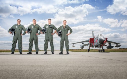 Die Flugschüler der 4.Staffel vor einem Tornado. (Quelle: Luftwaffe/Oliver Pieper)