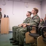 Flugschüler, Fluglehrer und andere Aircrews sitzen gemeinsam im Briefingraum. (Quelle: Luftwaffe/Falk Bärwald)