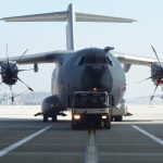 Fast 80 Tonnen hängen am Haken des Schleppfahrzeuges. (Quelle: Luftwaffe/Denis Madonna )