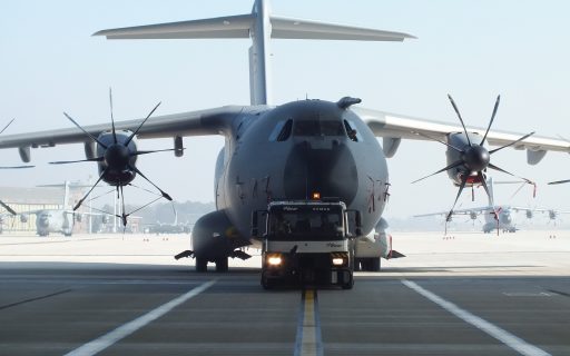 Fast 80 Tonnen hängen am Haken des Schleppfahrzeuges. (Quelle: Luftwaffe/Denis Madonna )