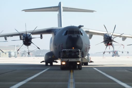 Fast 80 Tonnen hängen am Haken des Schleppfahrzeuges. (Quelle: Luftwaffe/Denis Madonna )