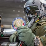 Vor dem Start zeigt der Waffensystemoffizier des Tornados sein Patch, das er in den kommenden Wochen tragen wird. (Quelle: Luftwaffe/Oliver Pieper)