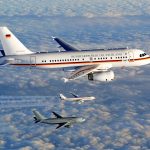 Die Airbusse der Flugbereitschaft: A319 in Formation mit einem grauen A310 und einem A340. (Quelle: Luftwaffe/Dr. Stefan Petersen)