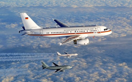 Die Airbusse der Flugbereitschaft: A319 in Formation mit einem grauen A310 und einem A340. (Quelle: Luftwaffe/Dr. Stefan Petersen)