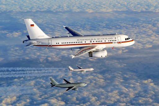 Die Airbusse der Flugbereitschaft: A319 in Formation mit einem grauen A310 und einem A340. (Quelle: Luftwaffe/Dr. Stefan Petersen)