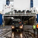 Der Supercargo in der gelben Weste ist für die gesamte Verladung verantwortlich. (Quelle: Luftwaffe/FlaRakG 1)