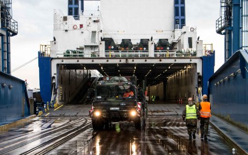 Der Supercargo in der gelben Weste ist für die gesamte Verladung verantwortlich. (Quelle: Luftwaffe/FlaRakG 1)