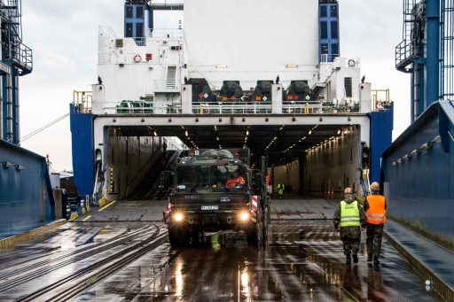 Der Supercargo in der gelben Weste ist für die gesamte Verladung verantwortlich. (Quelle: Luftwaffe/FlaRakG 1)