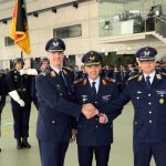Nach der Übergabe der Truppe erfolgte der Handschlag (Quelle: Luftwaffe/Xaver Habermeier)