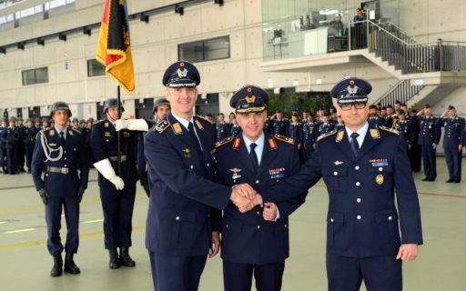 Nach der Übergabe der Truppe erfolgte der Handschlag (Quelle: Luftwaffe/Xaver Habermeier)