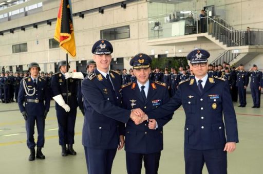 Nach der Übergabe der Truppe erfolgte der Handschlag (Quelle: Luftwaffe/Xaver Habermeier)