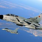 Eurofighter des TaktLwG 31 und Tornados des TaktLwG 33 bilden zusammen einen Einsatzverband, der auf dem Fliegerhorst Laage stationiert wurde. (Quelle: Luftwaffe/Stefan Petersen)