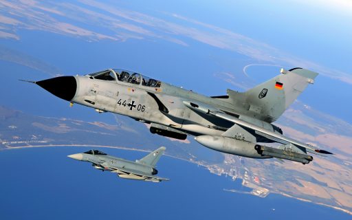 Eurofighter des TaktLwG 31 und Tornados des TaktLwG 33 bilden zusammen einen Einsatzverband, der auf dem Fliegerhorst Laage stationiert wurde. (Quelle: Luftwaffe/Stefan Petersen)