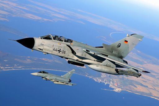 Eurofighter des TaktLwG 31 und Tornados des TaktLwG 33 bilden zusammen einen Einsatzverband, der auf dem Fliegerhorst Laage stationiert wurde. (Quelle: Luftwaffe/Stefan Petersen)