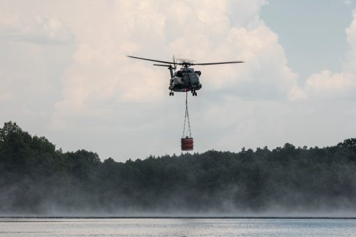 Luftwaffe schützt Biogaspark vor den Flammen