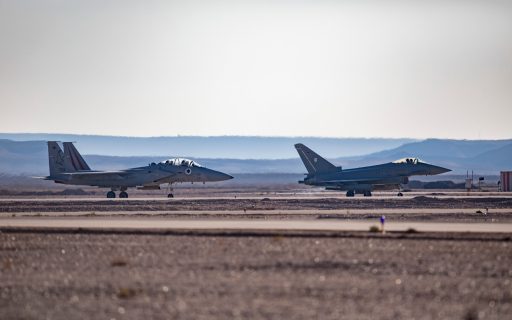 Blaue Flagge über der Negev-Wüste