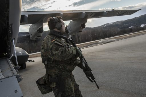 AMPT (Air Mobile Protection Team) sichert den A400M im Rahmen der Übung Cold Response 2020, am 12.03.2020.