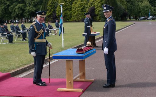Prinz Charles zeichnet deutsche Soldatin aus